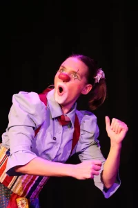 Photo of Sydney based actress Pamela Pilawa performing a family friendly theatre multilingual show in Sydney Fringe Festival
