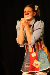 Photo of Sydney based actress Pamela Pilawa performing a family friendly theatre multilingual show in Sydney Fringe Festival