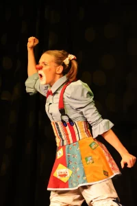 Photo of Sydney based actress Pamela Pilawa performing a family friendly theatre multilingual show in Sydney Fringe Festival
