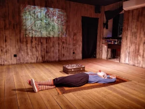 Photo of Sydney based actress Pamela Pilawa performing a family friendly theatre multilingual show