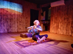 Photo of Sydney based actress Pamela Pilawa performing a family friendly theatre multilingual show