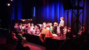 Photo of Sydney based actress Pamela Pilawa performing a family friendly theatre multilingual show