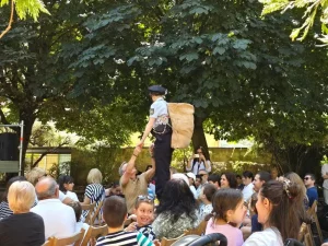 Photo of Sydney based actress Pamela Pilawa performing a family friendly theatre multilingual show interacting with the audience