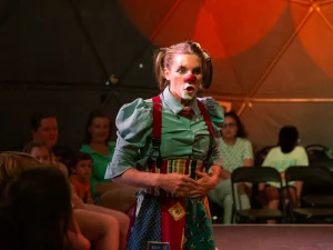 Photo of Sydney based actress Pamela Pilawa performing a family friendly theatre multilingual show in Sydney Fringe Festival