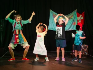 Photo of Sydney based actress Pamela Pilawa performing a family friendly theatre multilingual show in Sydney Fringe Festival