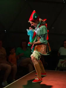 Photo of Sydney based actress Pamela Pilawa performing a family friendly theatre multilingual show in Sydney Fringe Festival